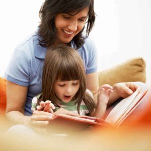 خواندن کتاب برای کودکان در حال بغل کردن آنها